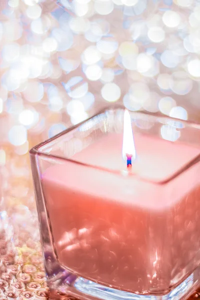 Koraal aromatische kaars op Kerstmis en Nieuwjaar glitter backgro — Stockfoto