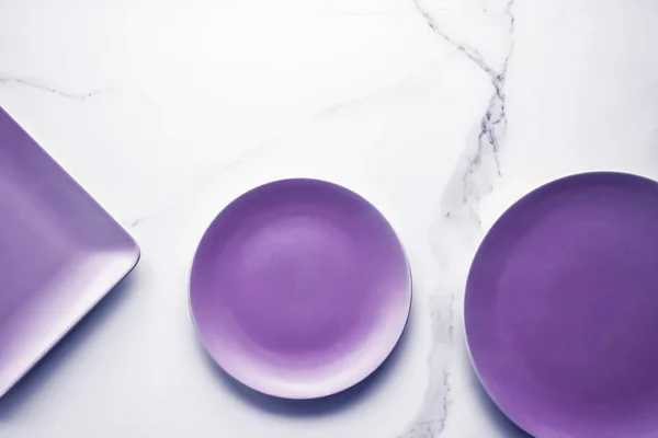 Fialový prázdný talíř na mramorovém stole pozadí, stolní nádobí dekor f — Stock fotografie