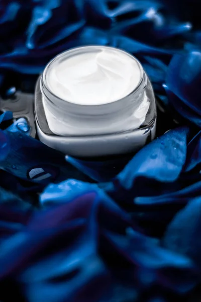 Luxe gezichtscrème moisturizer voor gezichtshuid op blauwe bloem bac — Stockfoto