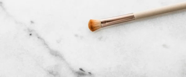 Brosse de maquillage pour fond de teint contouring visage sur fond de marbre — Photo