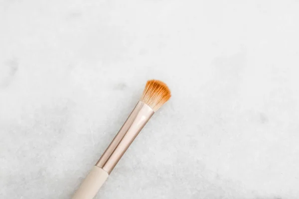 Brosse de maquillage pour fond de teint contouring visage sur fond de marbre — Photo