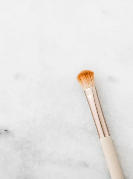 Make-up brush for foundation base face contouring on marble back — Stock Photo, Image