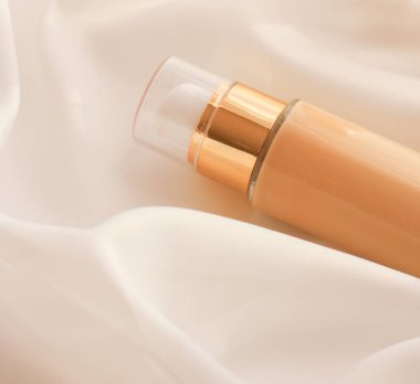 Tonal BB krem şişesi. Çıplak kayak için sıvı temel.