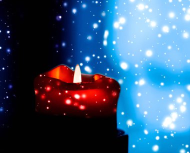 Koyu pırıl pırıl kar arka plan üzerinde kırmızı tatil mum, lüks 