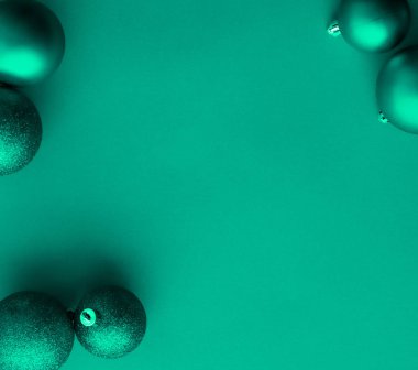 Yeşil flatlay zemin üzerinde Noel baubles, lüks kış holid