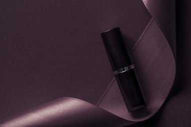 Lükslü ruj ve ipek kurdele. Koyu mor tatil arka grubunda.