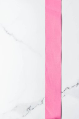 Pembe ipek kurdele ve mermer arka planda fiyonk, kız bebek partisi 