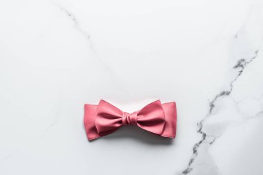 Mercan ipek kurdele ve mermer arka planda fiyonk, kız bebek partisi