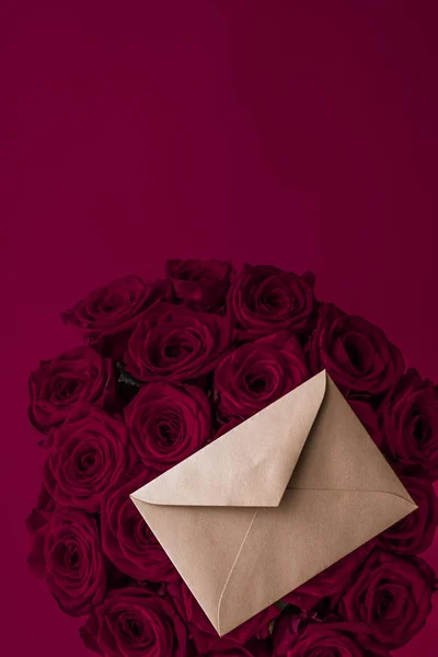 Lettre d'amour et livraison de fleurs le jour de la Saint Valentin, bouqu de luxe — Photo