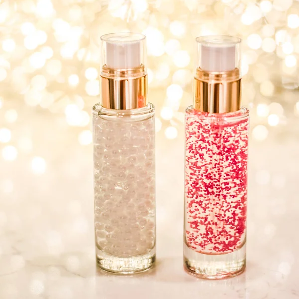 Gel base maquillaje de vacaciones, emulsión de suero, frasco de loción y oro — Foto de Stock
