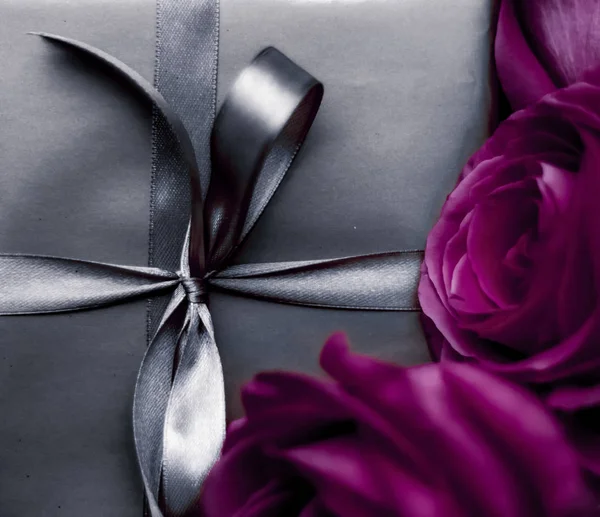 Розкішна срібна скринька подарунків і фіолетові троянди, як Різдво, Ва — стокове фото