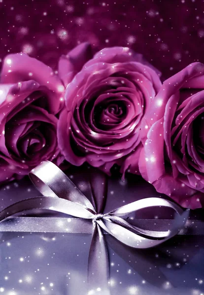 Luksusowe wakacje srebrne pudełko i różowe róże jak Boże Narodzenie, Vale — Zdjęcie stockowe