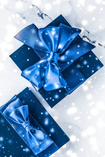Téli ünnep ajándék doboz kék selyem íj, hó csillogó márvány — Stock Fotó