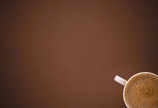 Copa de café caliente como bebida de desayuno, tazas planas en la espalda marrón — Foto de Stock