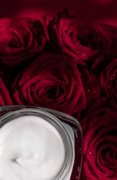 Krem nawilżający do twarzy i czerwone róże kwiaty, luksusowy skinca — Zdjęcie stockowe