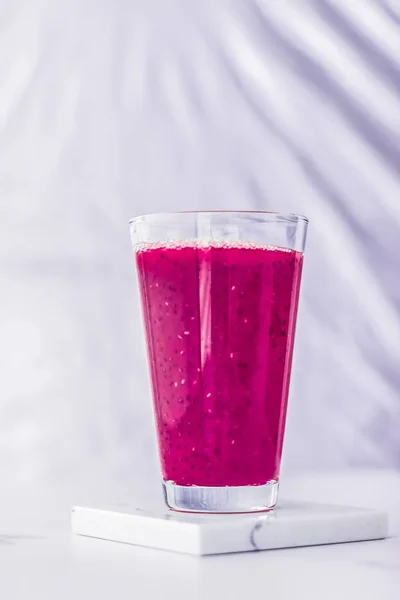Zumo de fruta de baya en vaso, batido vegano con chía para dieta de —  Fotos de Stock