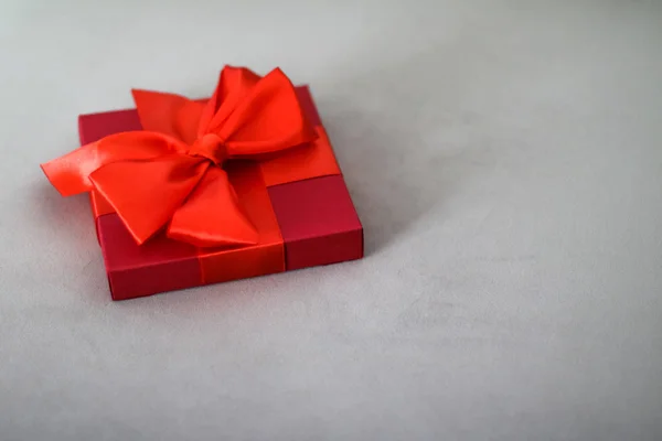 Πολυτελές κόκκινο κουτί δώρων με μεταξωτή κορδέλα και τόξο, Χριστούγεννα — Φωτογραφία Αρχείου