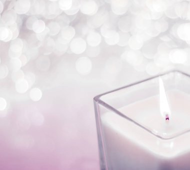 Noel 'de pembe aromalı mum ve yeni yıl parıltısı.