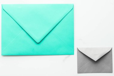 Mermer yatık arka planda boş kağıt zarflar, tatil posta