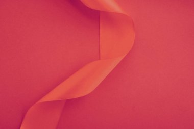 Gül arka planında soyut kıvrımlı ipek kurdele, özel lüks. 