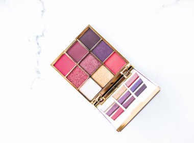 Mermer arka planda göz farı paleti, makyaj ve kozmetik p
