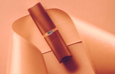 Turuncu tatil arka planında lüks ruj ve ipek kurdele, anne.