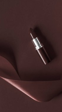 Lüks ruj ve çikolata bayramı arka planında ipek kurdele.,