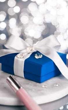 Tatil makyaj malzemesi, kapatıcı ve mavi hediye kutusu, lu