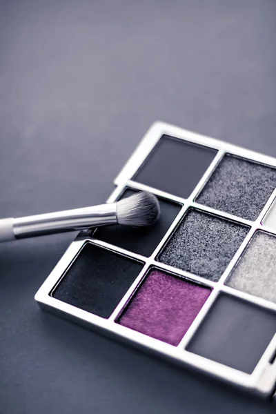 Eyeshadow palette and make-up brush on graphite background, eye — Stock Photo, Image