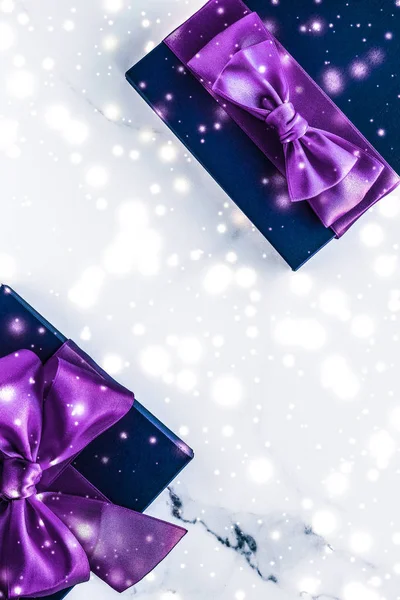 Winter holiday gift box with purple silk bow, snow glitter on ma — Stock Photo, Image