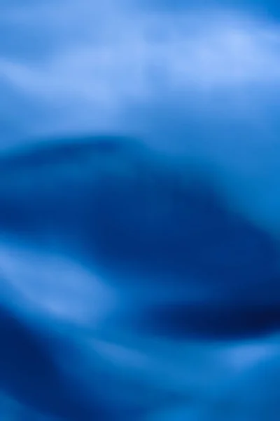 Синій абстрактний художній фон, шовкова текстура та хвильові лінії в моторі — стокове фото
