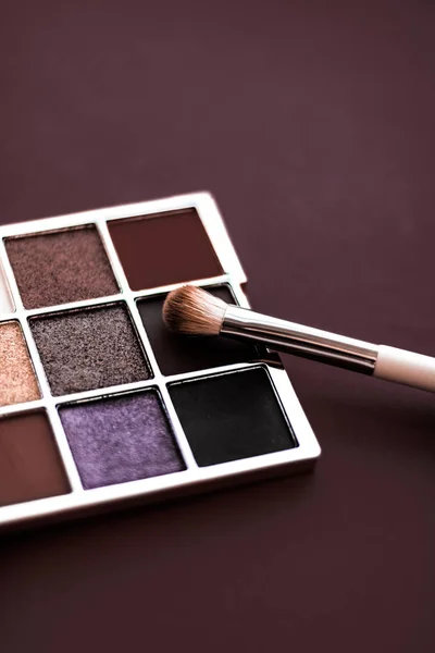 Eyeshadow palette and make-up brush on chocolate background, eye — Stock Photo, Image