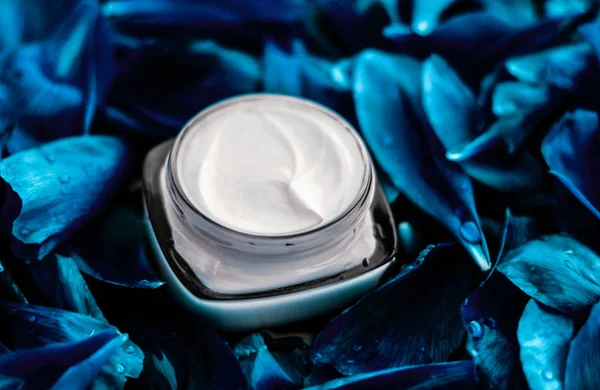 Crème hydratante visage de luxe pour la peau du visage sur bac fleur bleue — Photo