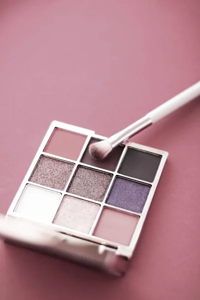 Palette de fards à paupières et pinceau de maquillage sur fond rouge, eye sha — Photo