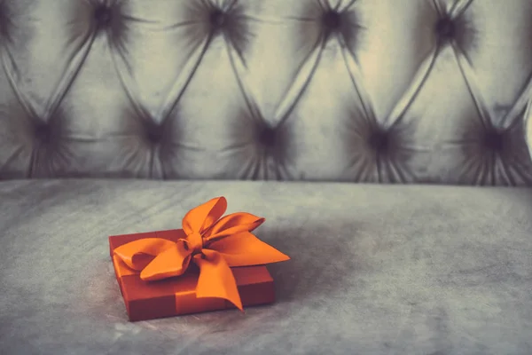 Caja de regalo naranja de lujo vintage con cinta de seda y lazo , — Foto de Stock