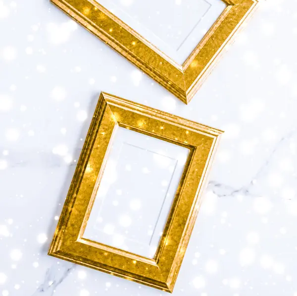 Arany képkeret és ragyogó csillogó hó márvány flatlay ba — Stock Fotó