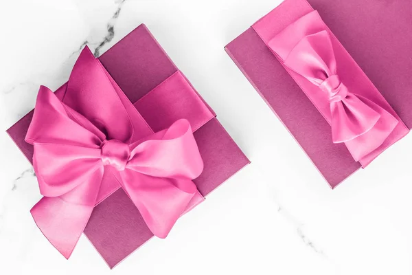 Rózsaszín ajándék doboz selyem íj márvány háttér, lány baby show — Stock Fotó