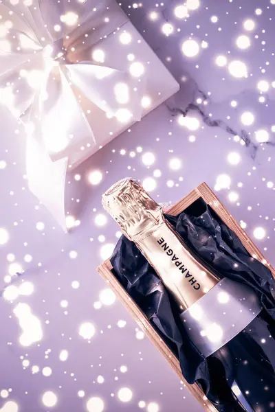 Butelka szampana i pudełko na fioletowy brokat świąteczny, New Yea — Zdjęcie stockowe