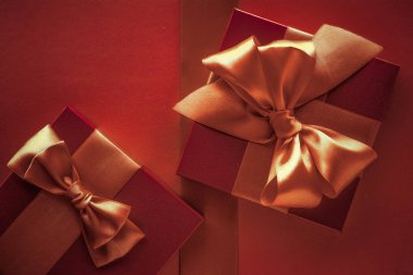 Tatil arka plan olarak altın yay ile Lüks hediyeler, Sevgililer D