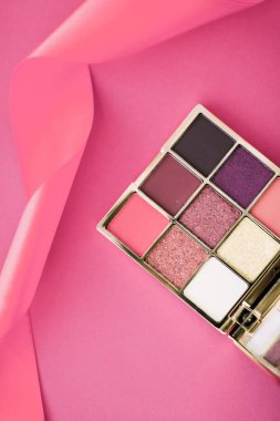 Gül arka planında göz falı ve makyaj fırçası, göz shad