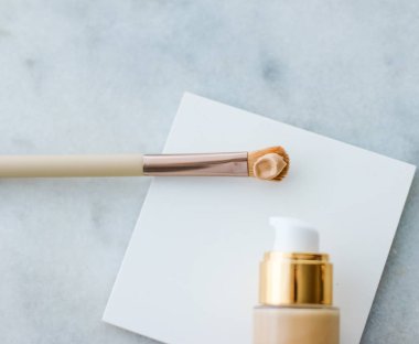 Makyaj şişesi ve mermer, makyaj fırçası