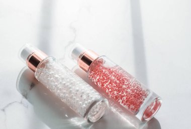 Cilt bakım serumu ve jel şişesi, nemlendirici losyon ve kaldırma 