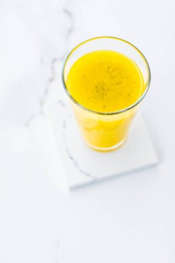 Diyet de Chia tohumları ile sarı meyve Smoothie suyu cam