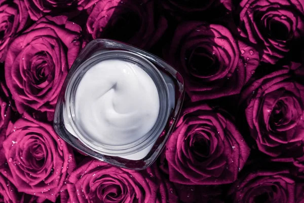 Cara creme hidratante da pele em rosas rosa flores, luxo skinca — Fotografia de Stock