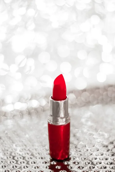 Lápiz labial rojo en plata Navidad, Año Nuevo y San Valentín Día h —  Fotos de Stock