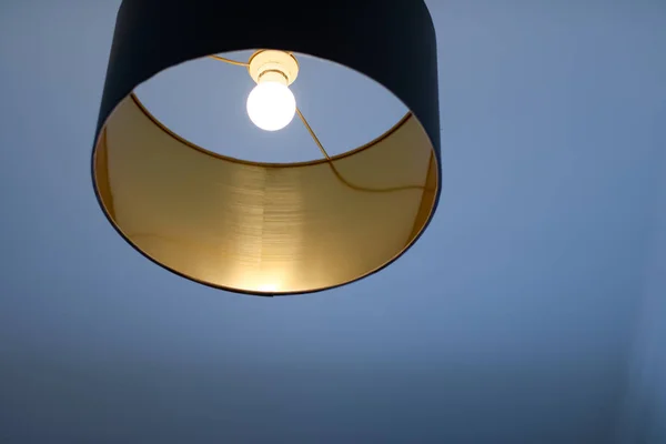 Zlatá lampa v pokoji, elegantní moderní domácí dekorace osvětlení — Stock fotografie