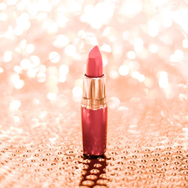 Lápiz labial de coral en oro rosa Navidad, Año Nuevo y San Valentín — Foto de Stock