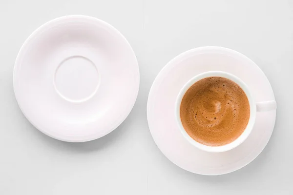 Coupe de café français chaud comme boisson pour le petit déjeuner, tasses flatlay sur whi — Photo