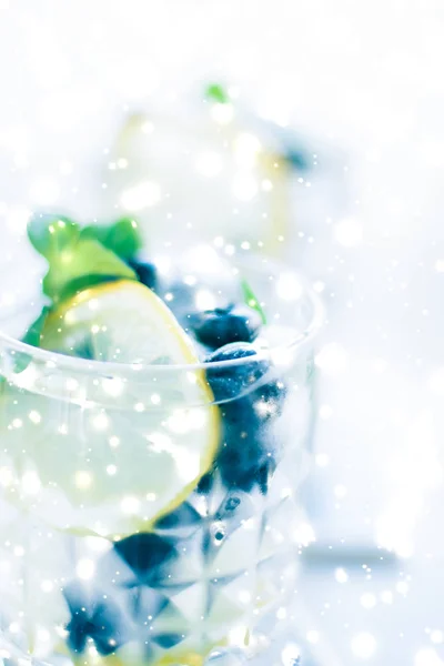 Cocktail invernale con ghiaccio e neve incandescente sullo sfondo , — Foto Stock