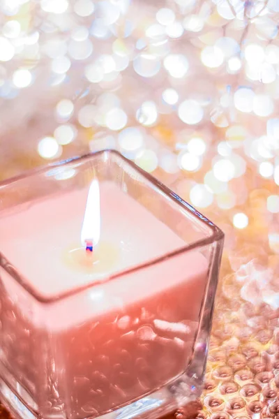 Koraal aromatische kaars op Kerstmis en Nieuwjaar glitter backgro — Stockfoto